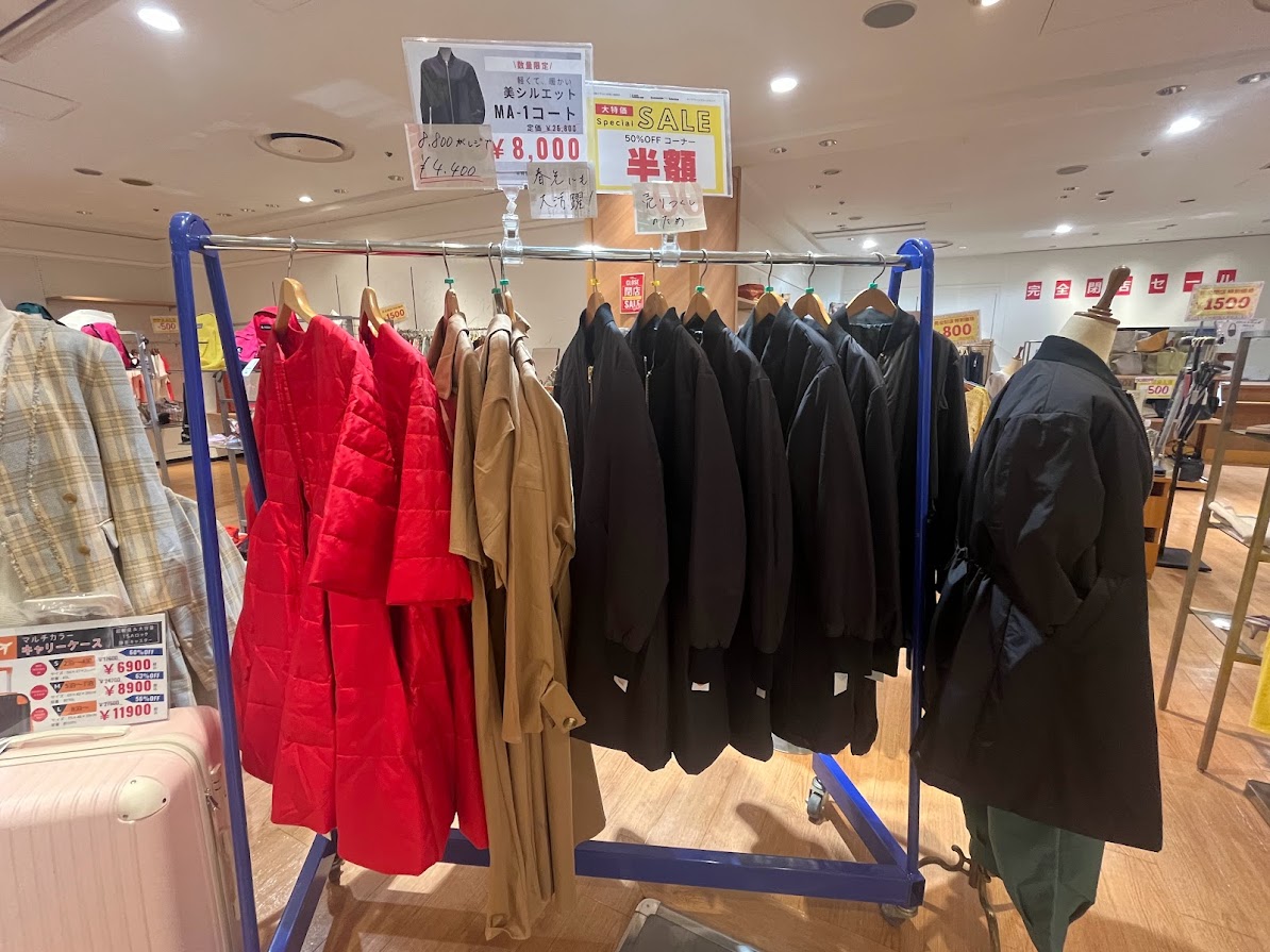 ニットーモール2階にある「Sustainable　Selection」が閉店セールを行っていました。