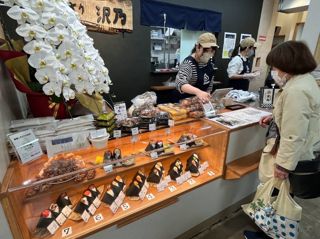 八木橋地下一階に2月7日(水)オープンした、おにぎり専門店「おにぎり沢乃」は大人気です