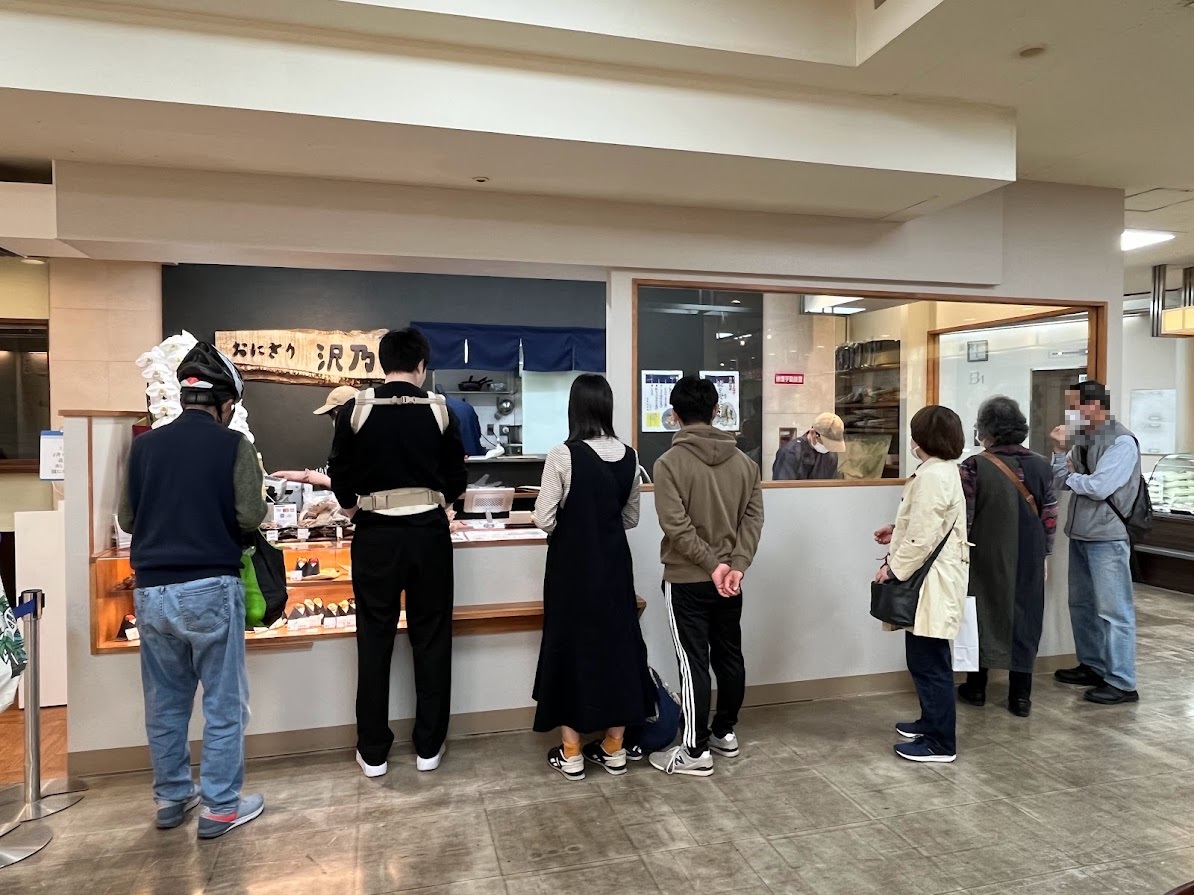 八木橋地下一階に2月7日(水)オープンした、おにぎり専門店「おにぎり沢乃」は大人気です
