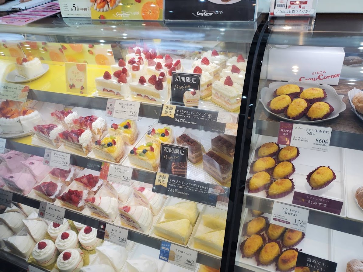 銀座コージーコーナーJR熊谷店に並ぶ様々なケーキ
