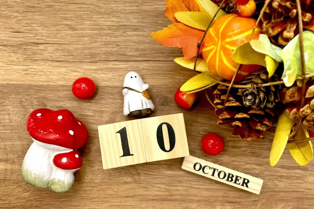 10月のカレンダーと秋の飾り